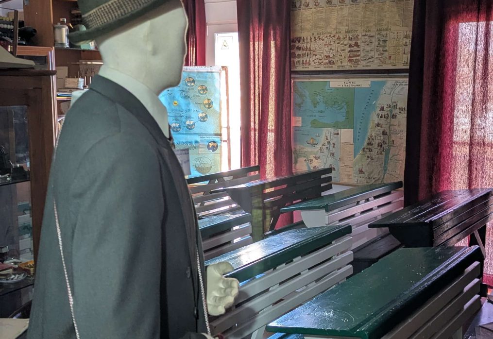 Ποδιά δασκάλας με γιακά και κουμπιά